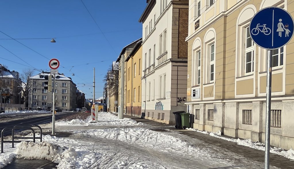 Dieses Bild, das an der Braunschweiger Leonhardstraße aufgenommen wurde, zeigt eine vom Schnee geräumte Fahrbahn für die Autos, einen geräumten Gehweg und dazwischen einen Radweg voller Schnee, der in dieser Form nicht gefahrlos nutzbar ist.