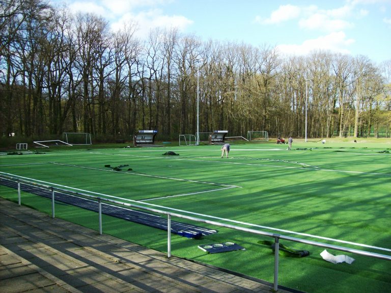 Spielfreude und Umweltschutz: Sportplätze ökologischer gestalten – Kunstrasen biologisch verfüllen