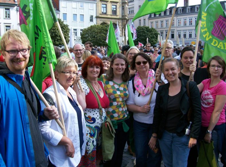 Presseanfrage: Angriffe auf Mandatsträger*innen und Parteibüros