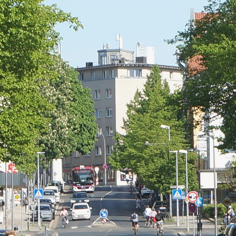 Eine volle Helmstedter Straße. Radfahrer*innen fahren auf der Straße. Autos und ein Bus gedrängt dahinter. 
Auch auf der Gegenfahrbahn sind viele Radfahrende zu sehen, die auf der engen Staße fahren.